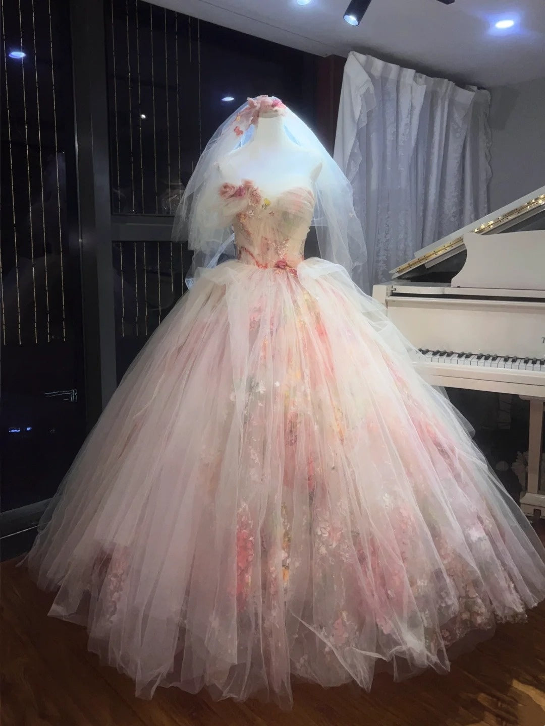 Une adorable robe de fée à imprimé floral, ornée de milliers de fleurs épanouies sur l'ourlet. gh6728
