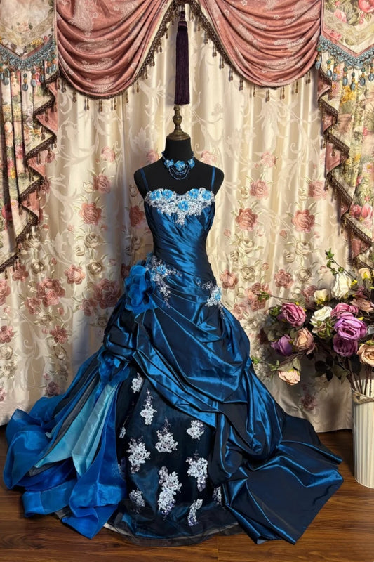 Luxuriöses, tiefseeblaues, farbverlaufendes Satin-Abendkleid mit bestickter Schleppe im Court-Stil - Themenball- und Dinnerkleid gh6543