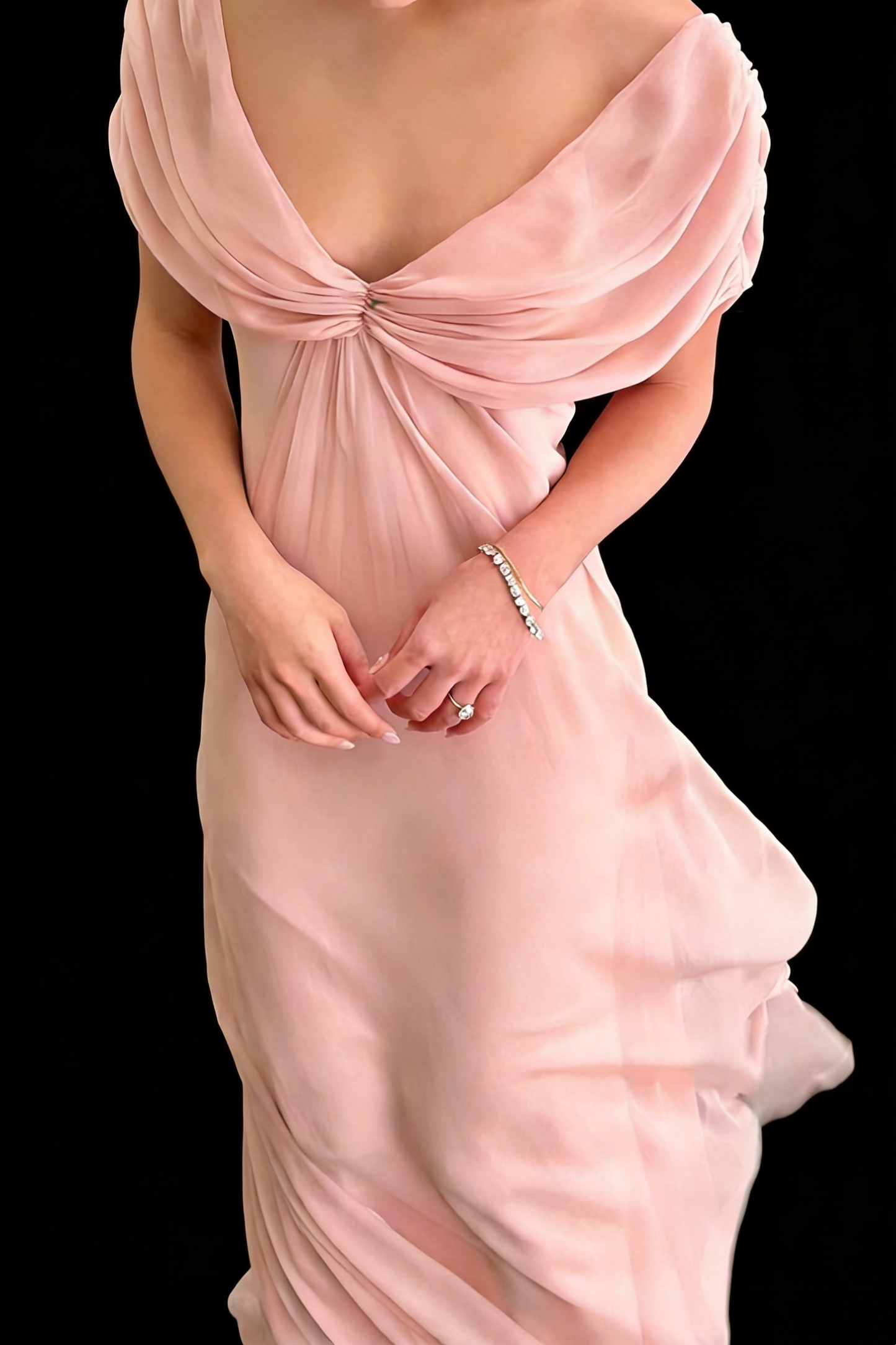 Maxikleid aus rosafarbenem Chiffon mit Twist-Ausschnitt – schulterfrei, rückenfrei, ideal für Brautjungfern, Dates oder Abendveranstaltungen (gh6976)