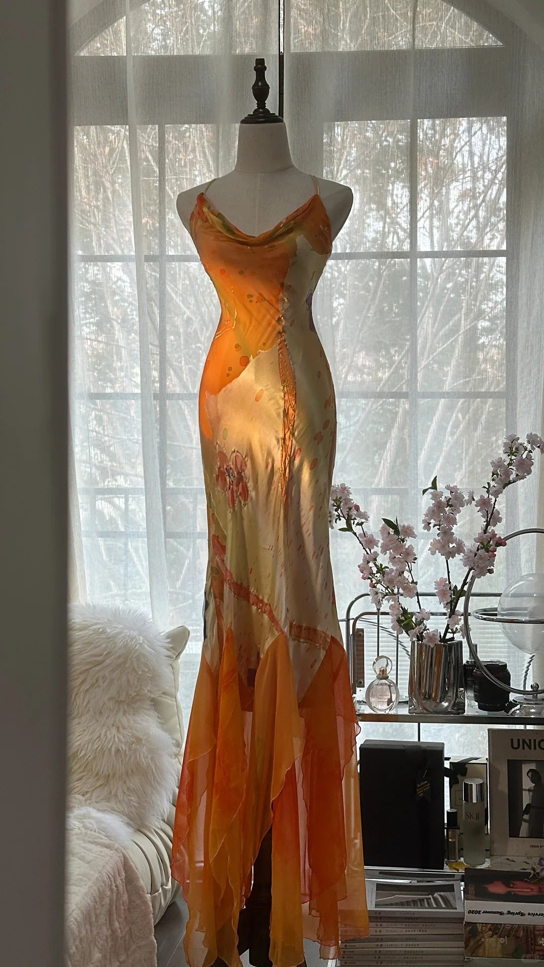Robe de soirée longue en satin et mousseline de soie, motif floral délicat, orange, bretelles spaghetti, gh4093