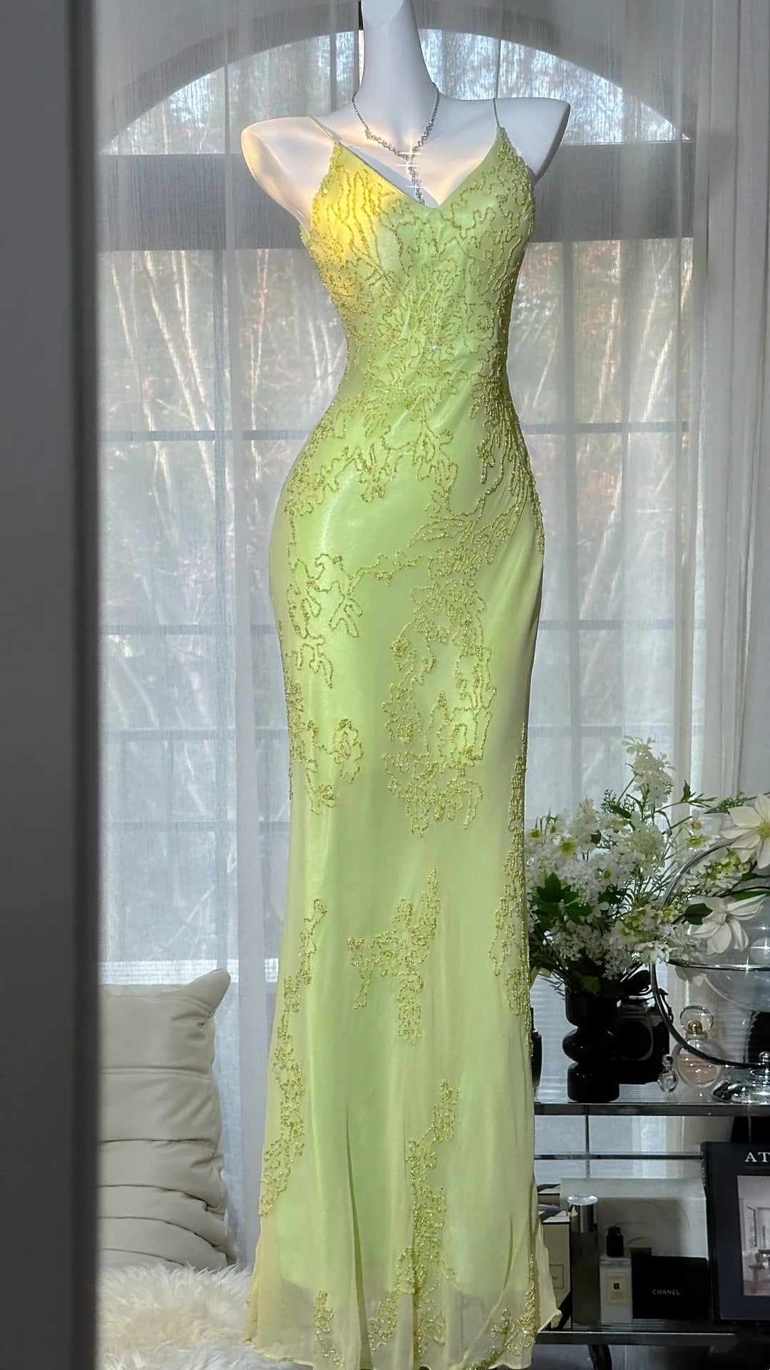 Robe longue en mousseline verte romantique à bretelles perlées, idéale pour une soirée ou un rendez-vous (gh6909)