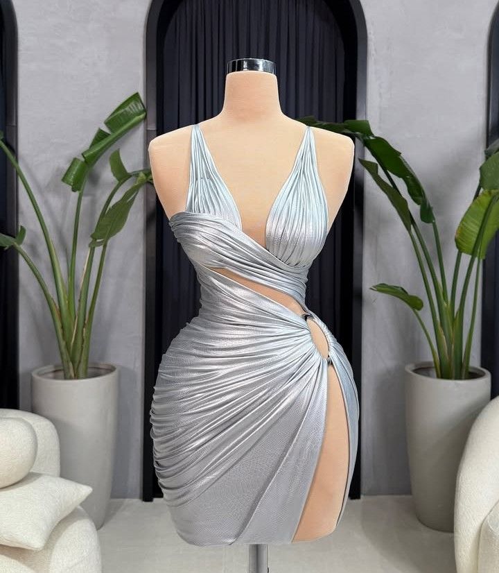 🔥 Remise : 5 % de réduction sur les commandes de plus de 100 $ - Robe de soirée courte sexy en satin à col en V argenté gh4968