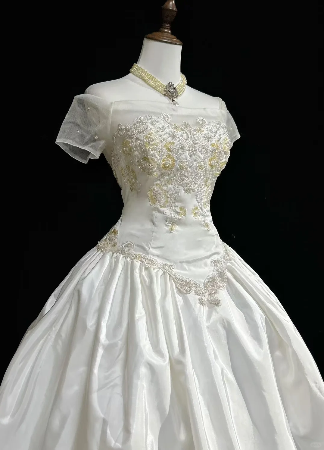 Short Sheer Sleeve White Satin Wedding Dress Heart Neck Gold Lace Embroidery Big Bow Princess Bridal Gown gh9556