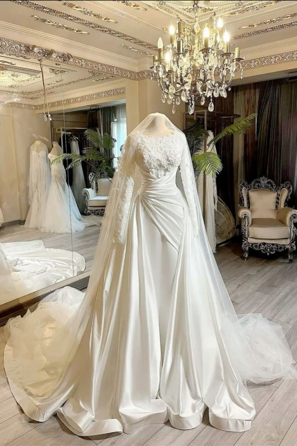 Elegantes, leichtes und luxuriöses Maxikleid mit Rundhalsausschnitt, langen Ärmeln und Schleppe aus Spitze | Satin-Maxikleid mit Stickerei und Überrock-Schleppe für Hochzeit, kirchliche Trauung, Verlobungsfeier, festliche Bankettfeier gh6411