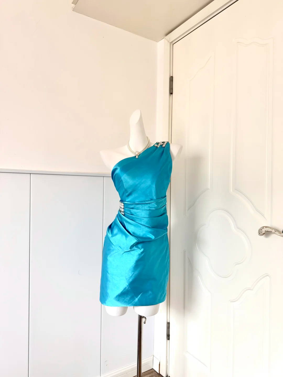 Turquoise Satin One‑Shoulder Short Cocktail Dress, Beaded Shoulder & Waist Sheath Homecoming Party Gown gh9159