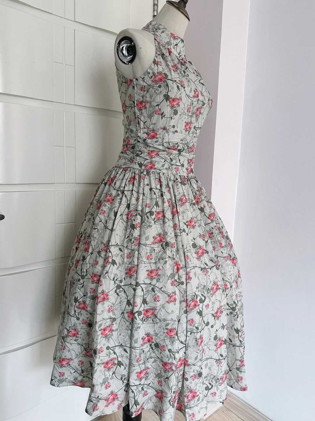 Vintage Halter Neck Floral Midi Dress, Sleeveless Off‑Shoulder High Halter Collar Wide Waistband Full Pleated Swing Skirt Rose Print Cocktail Gown gh9087