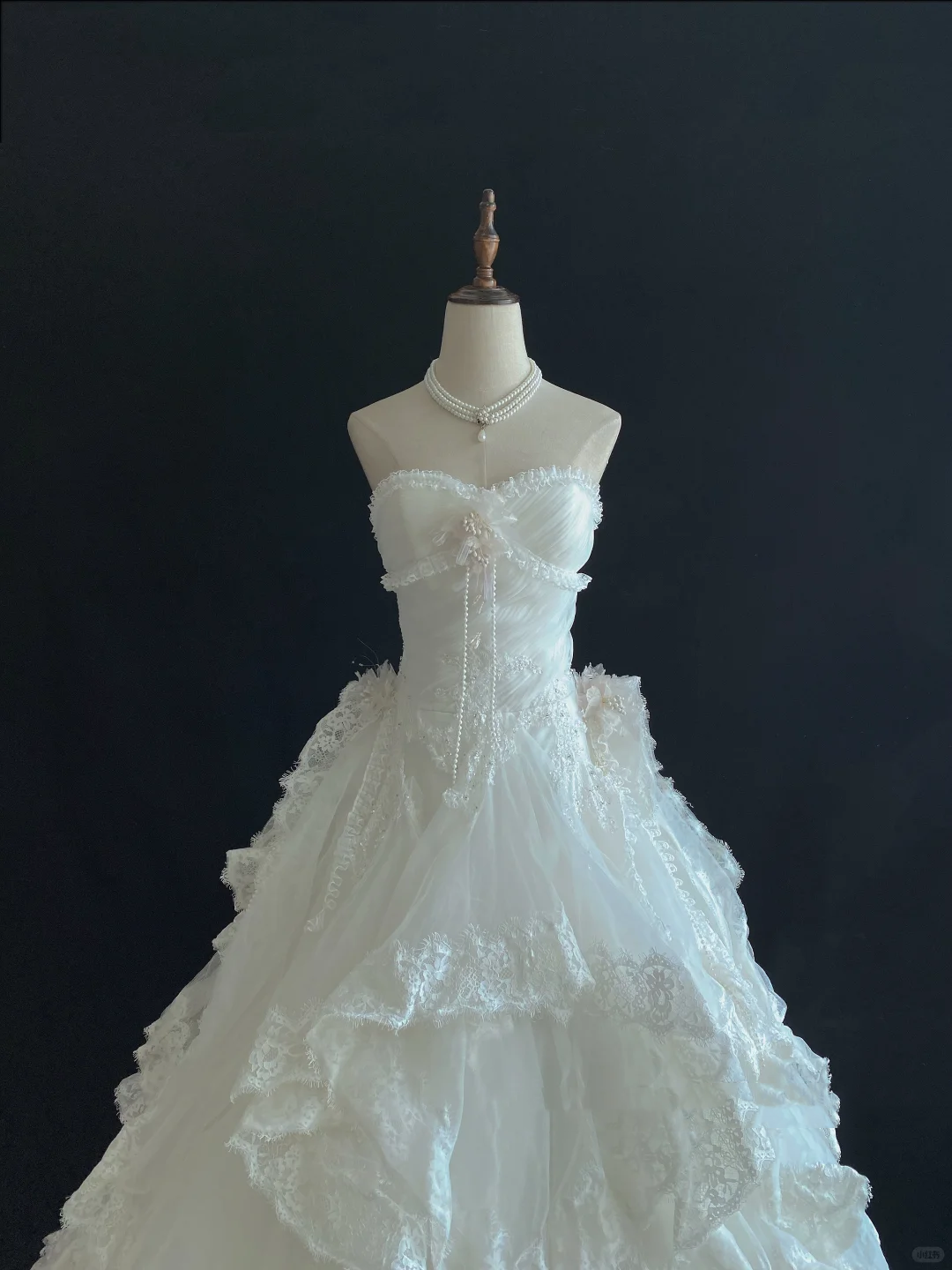 Off-White Strapless Romantic Gown, Lace Fabric, Cinched Waist, Voluminous Tiered Vintage Skirt, Wedding Dress gh8107