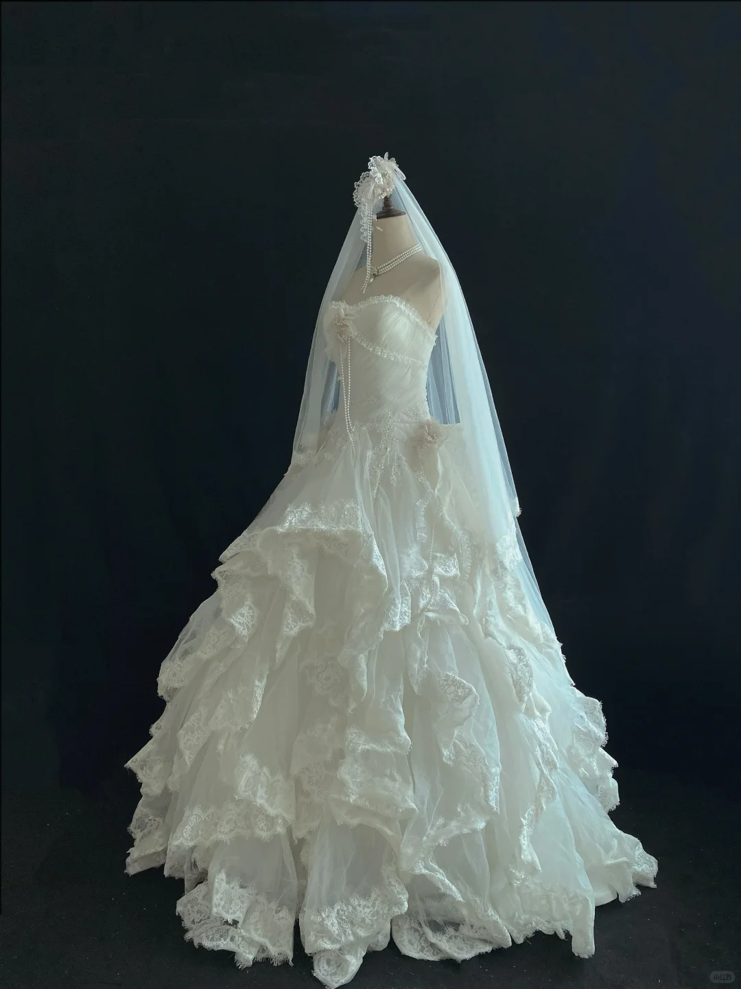 Off-White Strapless Romantic Gown, Lace Fabric, Cinched Waist, Voluminous Tiered Vintage Skirt, Wedding Dress gh8107