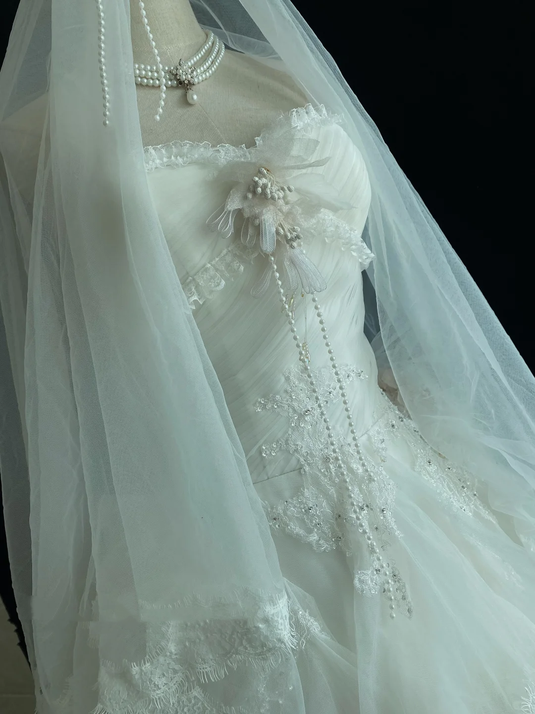 Off-White Strapless Romantic Gown, Lace Fabric, Cinched Waist, Voluminous Tiered Vintage Skirt, Wedding Dress gh8107