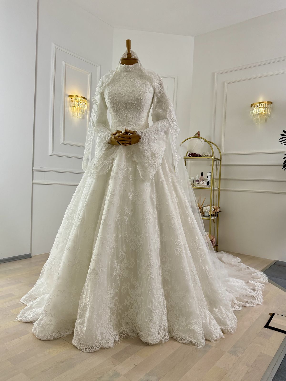 Vintage-Palastkleid im Palaststil mit hohem Kragen, langen Ärmeln und Schleppe aus Spitze | Ballkleid aus voll besticktem Tüll, Maxikleid für Hochzeit, Braut, Luxus, Gala gh6410