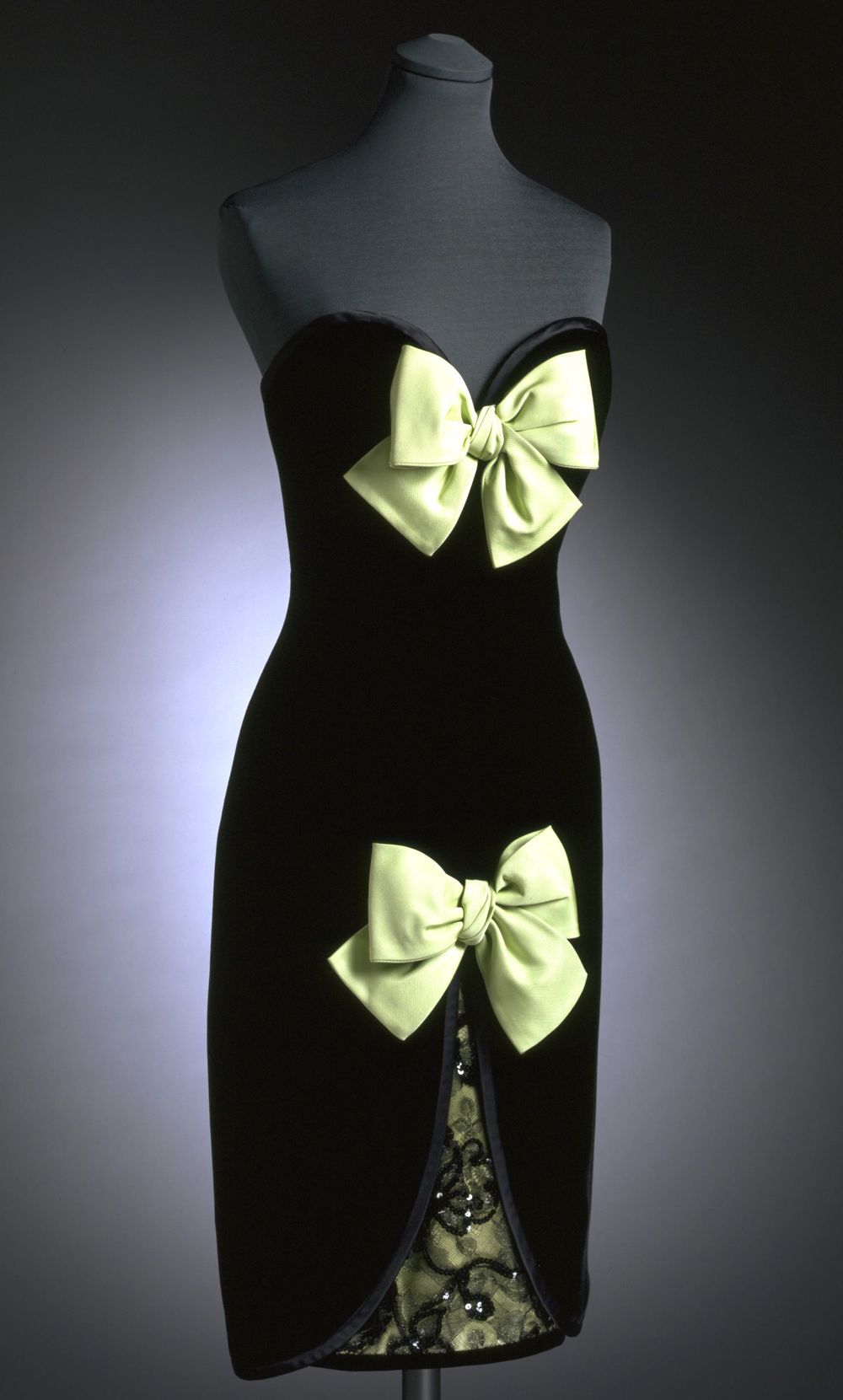 Girlhomeshops - Robe de soirée courte en velours et dentelle, décolleté en cœur et nœud noir, gh5641