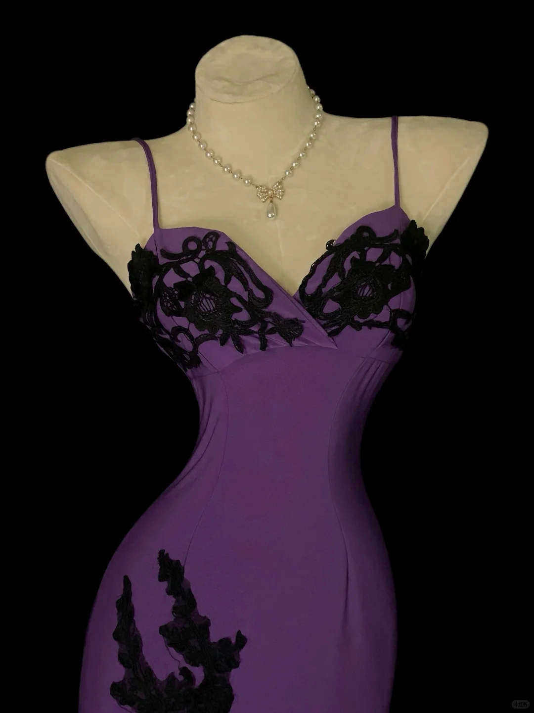 Purple‑Black Vintage Mermaid Evening Gown, Spaghetti Strap V‑Neck, Black Lace Appliqués, Fitted Waist, Tiered Ruffled Lace Mermaid Skirt, Gothic Retro Prom Party Dress gh8884
