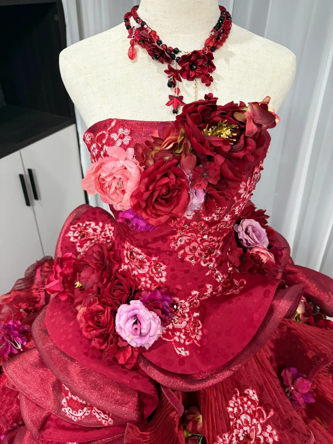 Rotes, florales, perlenbesetztes, maximalistisches, langes Tüll-Ballkleid zum 16. Geburtstag, Quinceanera-Kleid, gh4738