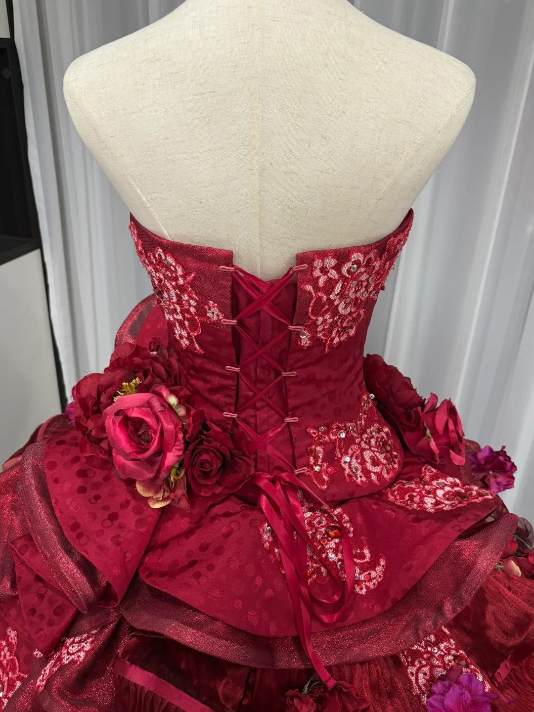 Rotes, florales, perlenbesetztes, maximalistisches, langes Tüll-Ballkleid zum 16. Geburtstag, Quinceanera-Kleid, gh4738