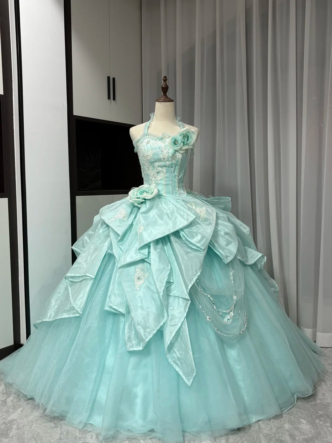 Mintgrünes, wunderschönes, langes Ballkleid aus Satin-Tüll mit Perlenbesatz, gh4827