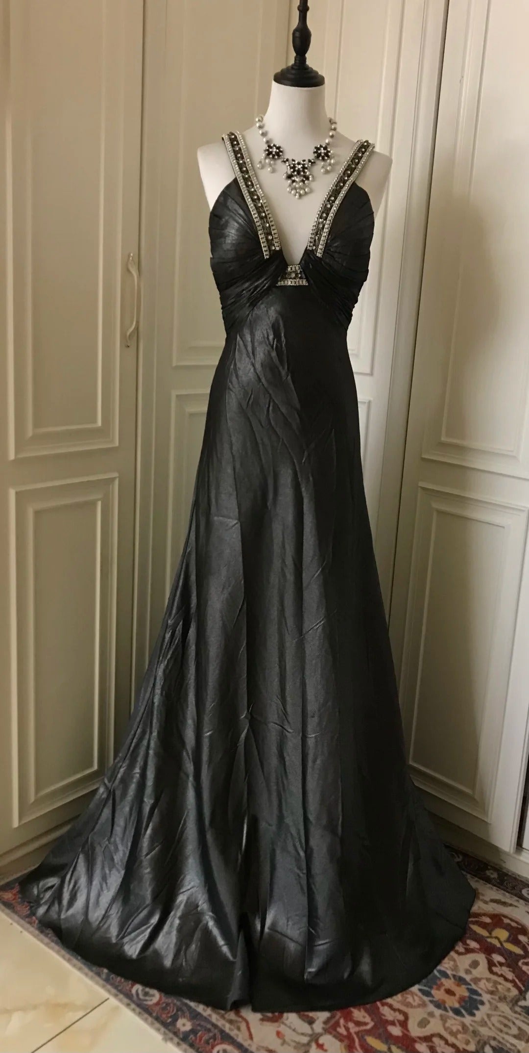 ✨🖤Robe de soirée longue en satin à col en V profond et perles noires, style cygne noir vintage Downton Abbey gh4390
