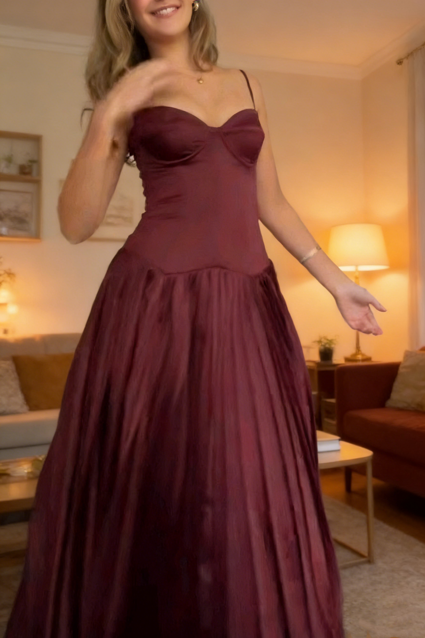 Brautjungfernkleid aus Satin – trägerlos, mit Korsett-Taille, plissiertem, weitem Rock, schmal geschnitten, gh6975