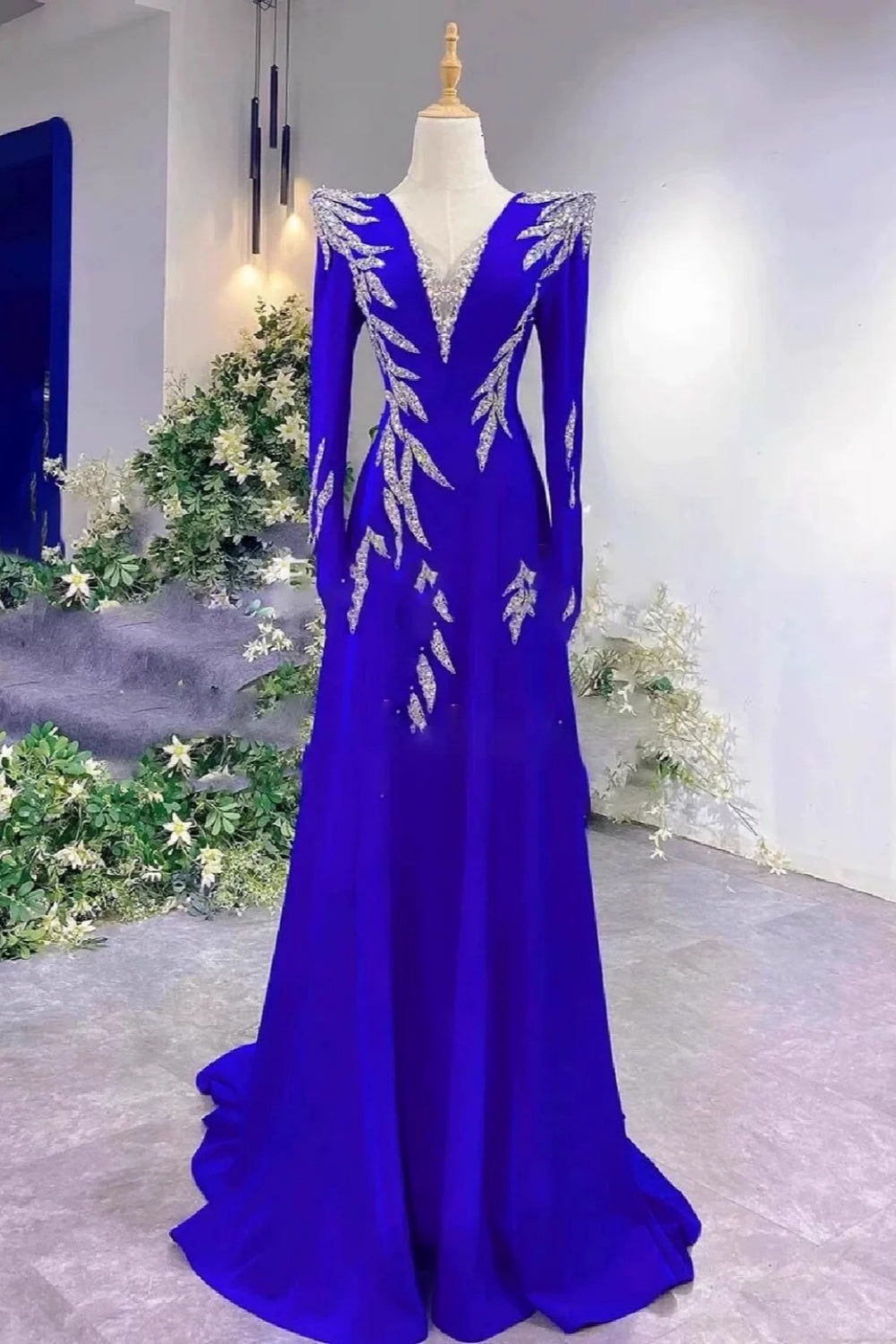 Robe longue à manches longues et traîne perlée bleu royal brillant gh6386