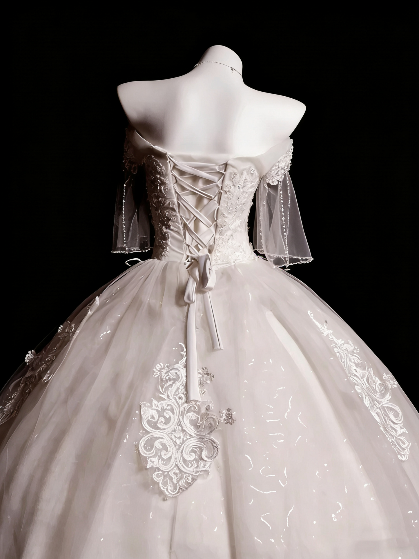 Luxuriöses, bodenlanges Ballkleid im Court-Stil aus Satin und Tüll mit schulterfreiem Ausschnitt, Perlenstickerei und Schleppe – Hochzeits- und Verlobungskleid gh6494
