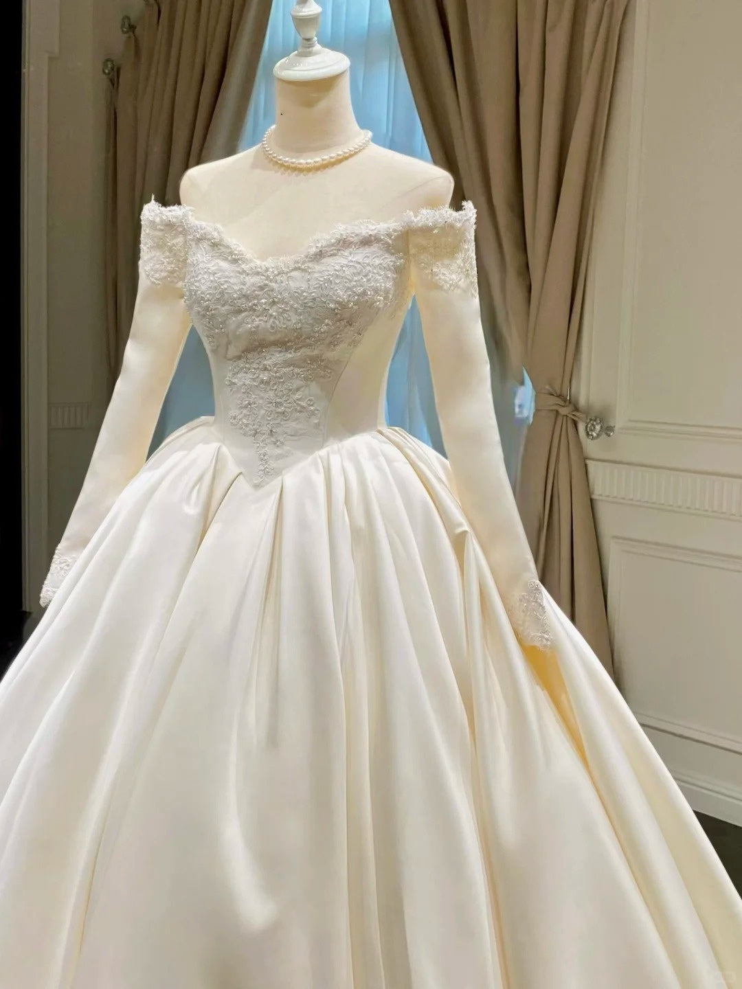 Girlhomeshops – Ein Must-have für minimalistische Bräute! Schlichtes Satin-Brautkleid mit langen Ärmeln gh5440