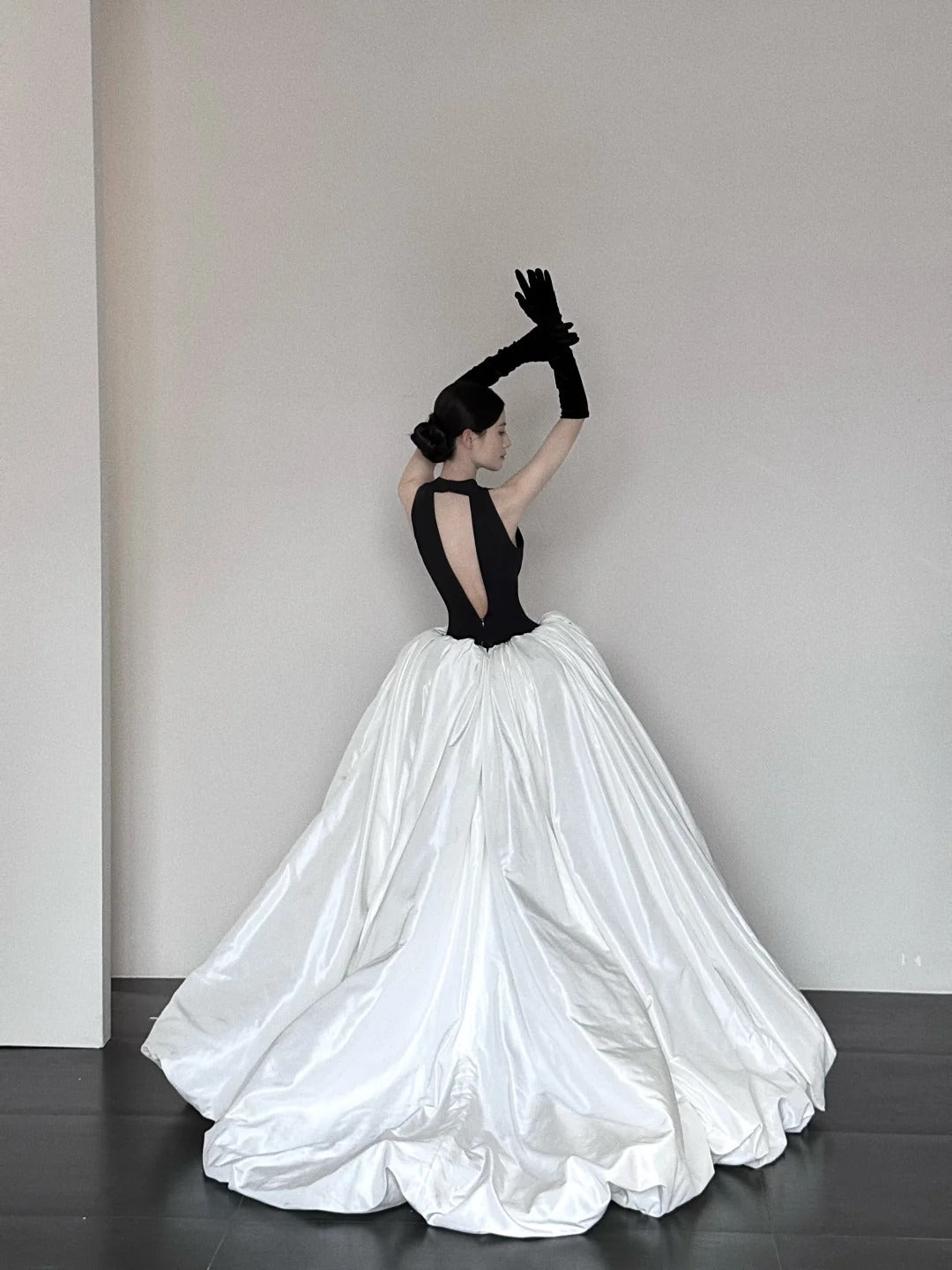 Schwarz und weiß modische und elegante V-Ausschnitt lange Satin A-Linie bodenlangen Ballkleid Abendkleid Ballkleid gh3732