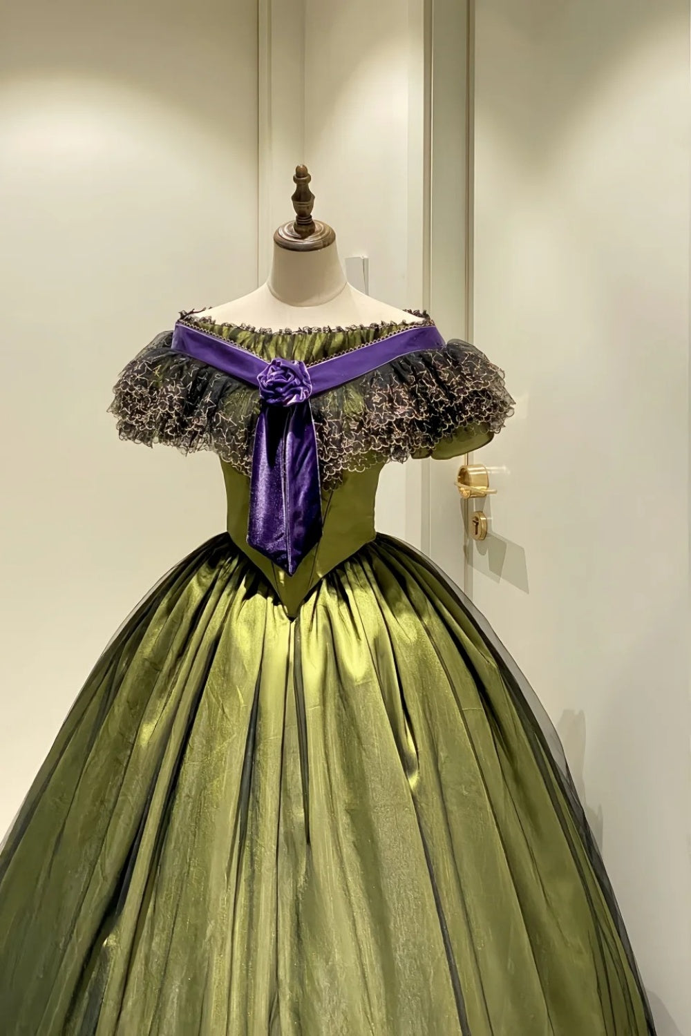 Olivgrünes schulterfreies viktorianisches Ballkleid aus Satin: Satinstoff, floraler Samtbesatz, sternförmige Spitze, Retro-Ballkleid-Silhouette, formelles Ballkleid gh6734