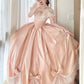 Pfirsichrosa Satin-Ballkleid im viktorianischen Lolita-Stil mit schulterfreiem Ausschnitt: Satinstoff, Spitzenschleife, Retro-Ballkleid-Silhouette, formelles Kleid für Teepartys gh6735