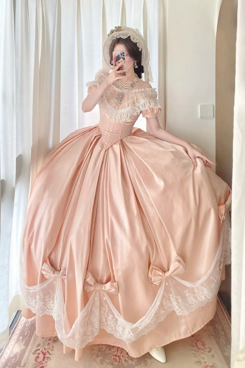 Pfirsichrosa Satin-Ballkleid im viktorianischen Lolita-Stil mit schulterfreiem Ausschnitt: Satinstoff, Spitzenschleife, Retro-Ballkleid-Silhouette, formelles Kleid für Teepartys gh6735