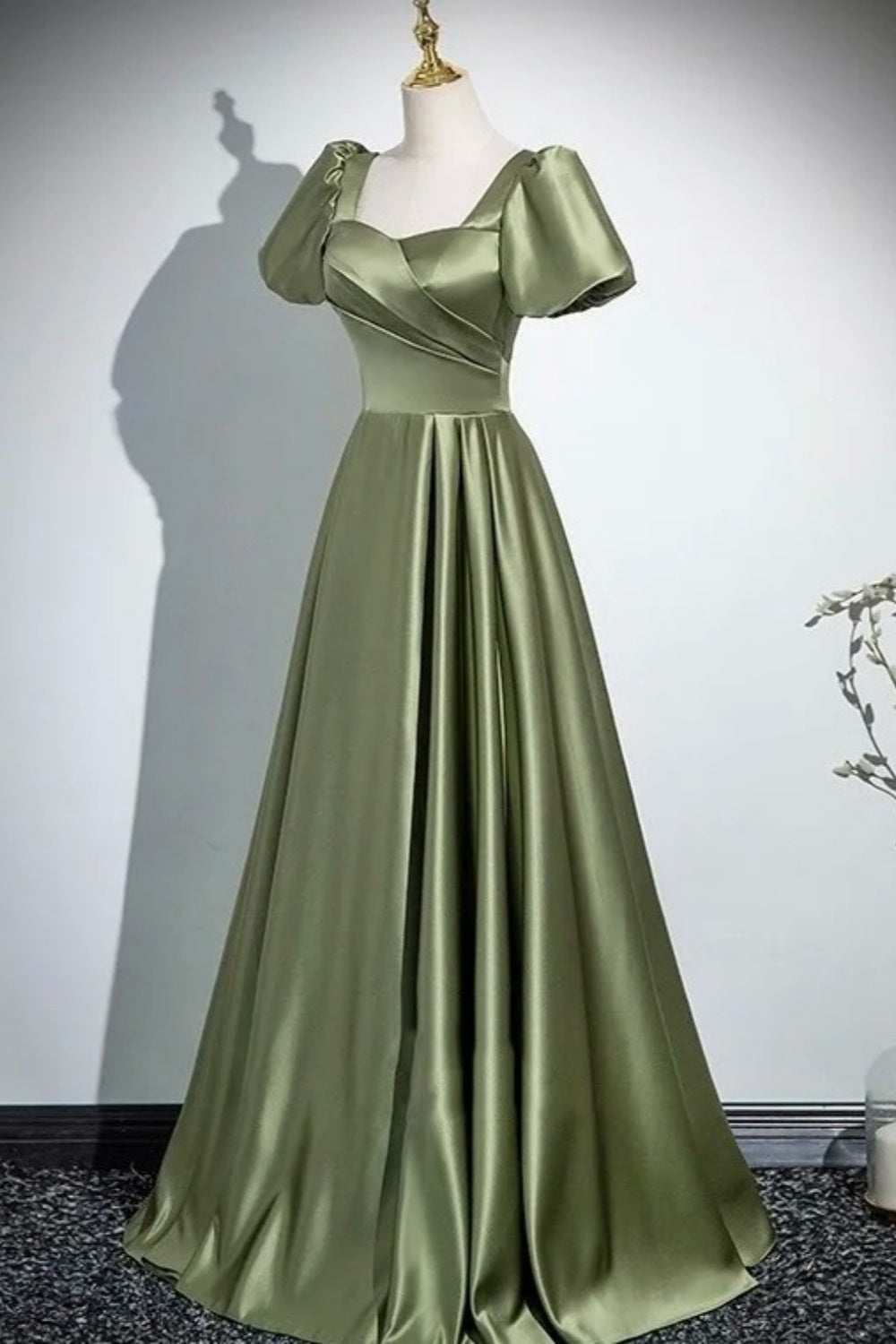 Vintage olivgrünes Satinkleid mit eckigem Ausschnitt, Puffärmeln und taillierter, ausgestellter Silhouette – ein elegantes Abendkleid für mondäne Damen (gh7074).
