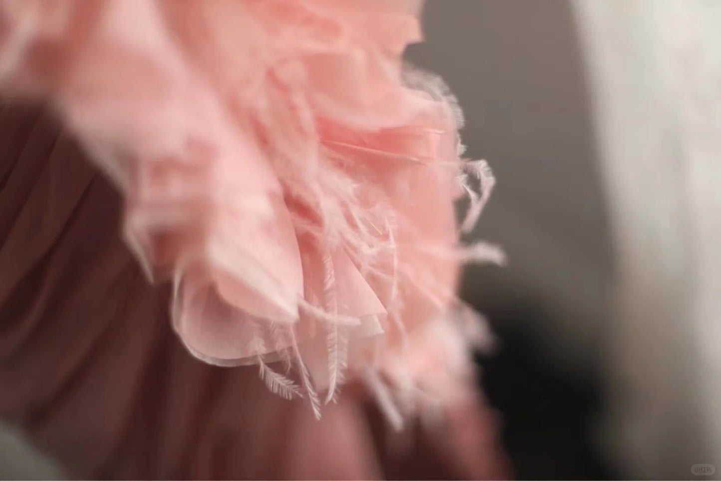 Rosa elegantes einzigartiges langes Tüll-Schrägschnitt-unregelmäßiges Plissee-Fischschwanz-Ballkleid-Dinnerparty-Abendkleid-Hochzeits-Erwachsenenzeremonie-Geburtstagsparty gh4079