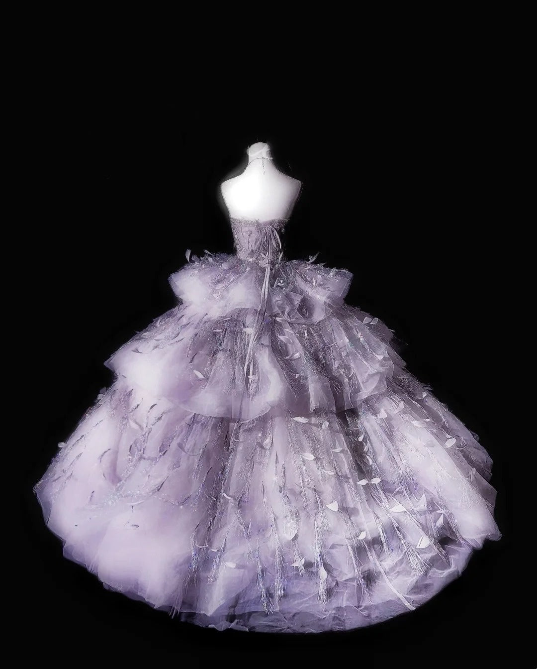 Märchenhaftes, luxuriöses, trägerloses Ballkleid im Feder-Stil aus Lavendel-Tüll mit mehreren Lagen – ein atemberaubendes Kleid für märchenhafte Hochzeiten und Dinnerpartys (gh6544)