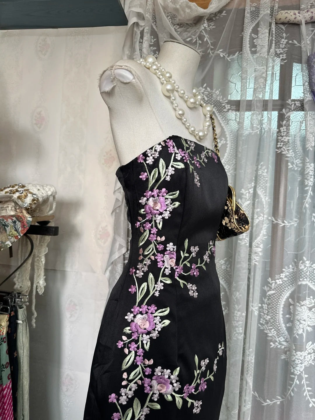 Girlhomeshops - Robe de soirée longue en satin noir à fleurs, robe de soirée d'anniversaire, gh5183