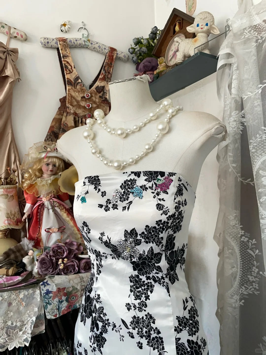 Girlhomeshops - Robe de soirée longue en satin noir à fleurs, élégante, coupe trapèze, gh5171