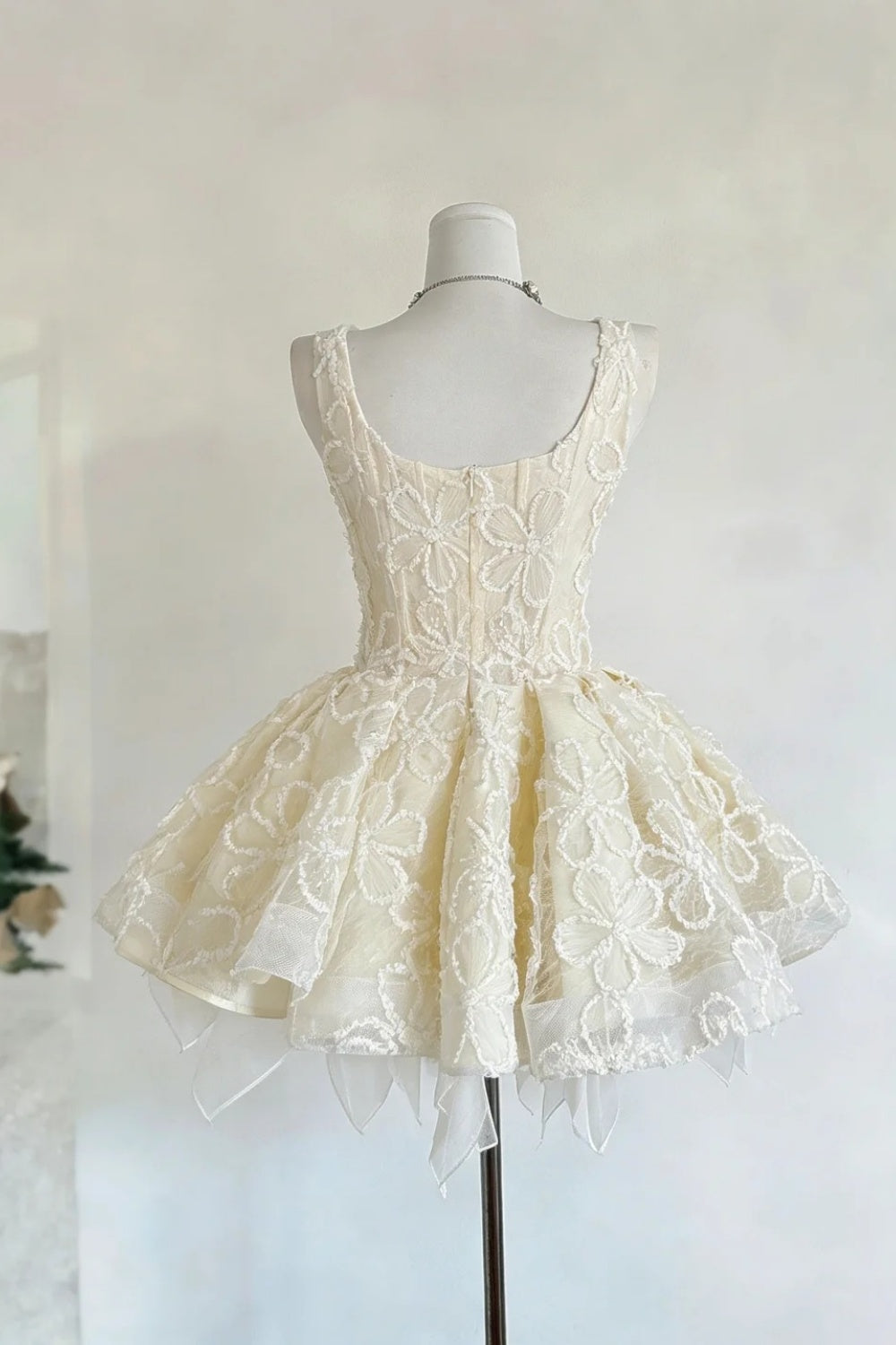 Ärmelloses Mini-Ballkleid aus Spitze mit zartweißem Blumenmuster gh6920