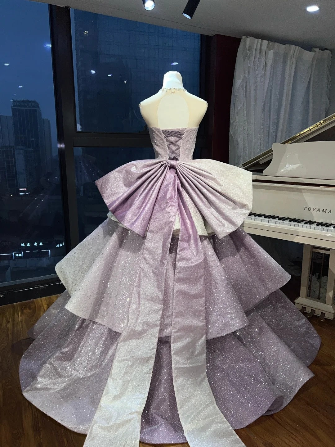 Funkelndes, mehrlagiges Prinzessinnenkleid, langes, formelles Ballkleid aus Satin gh6722
