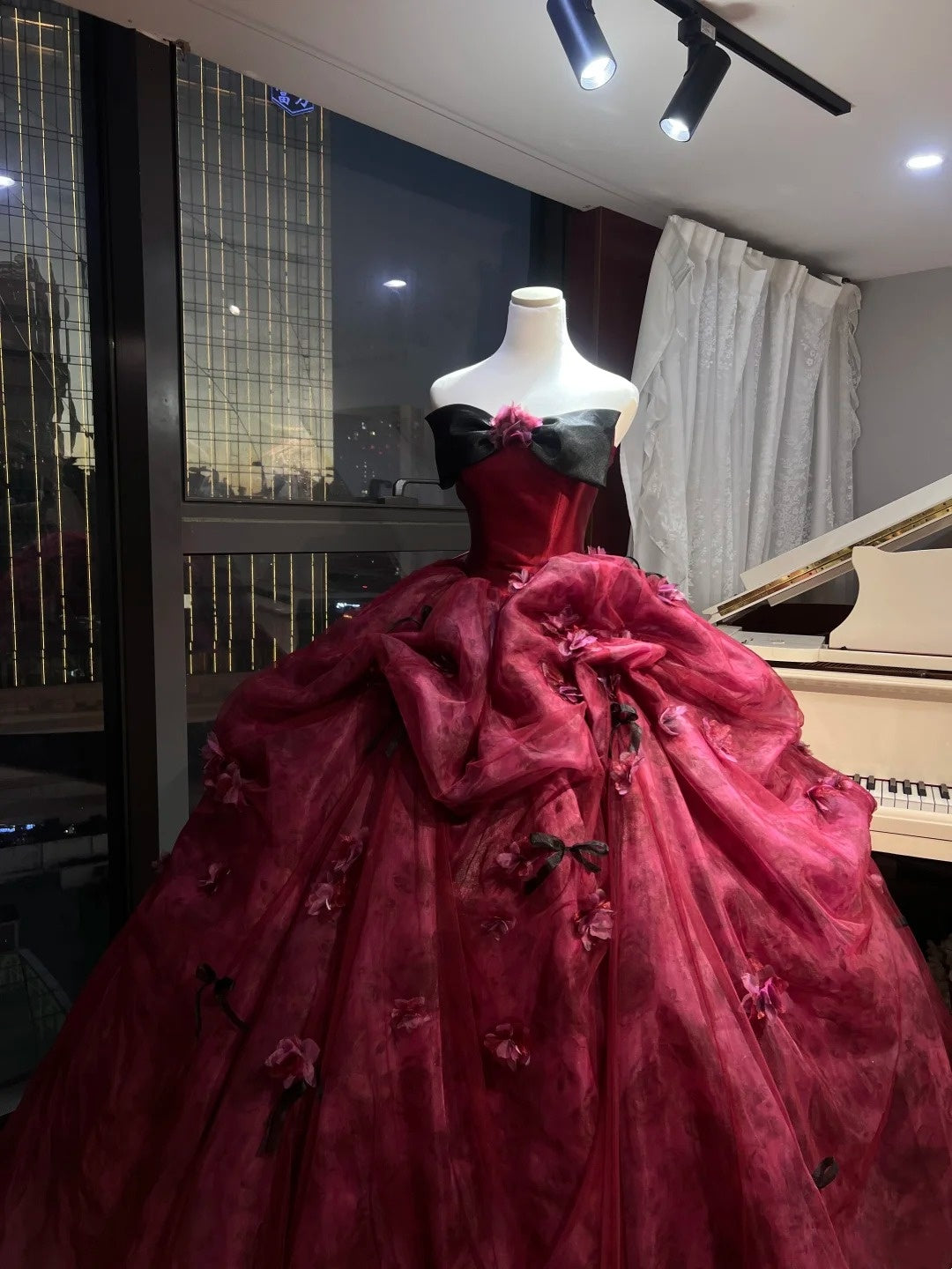 Absolut atemberaubendes und elegantes rotes Prinzessinnenkleid im französischen Stil mit einer riesigen Schleppe gh6726