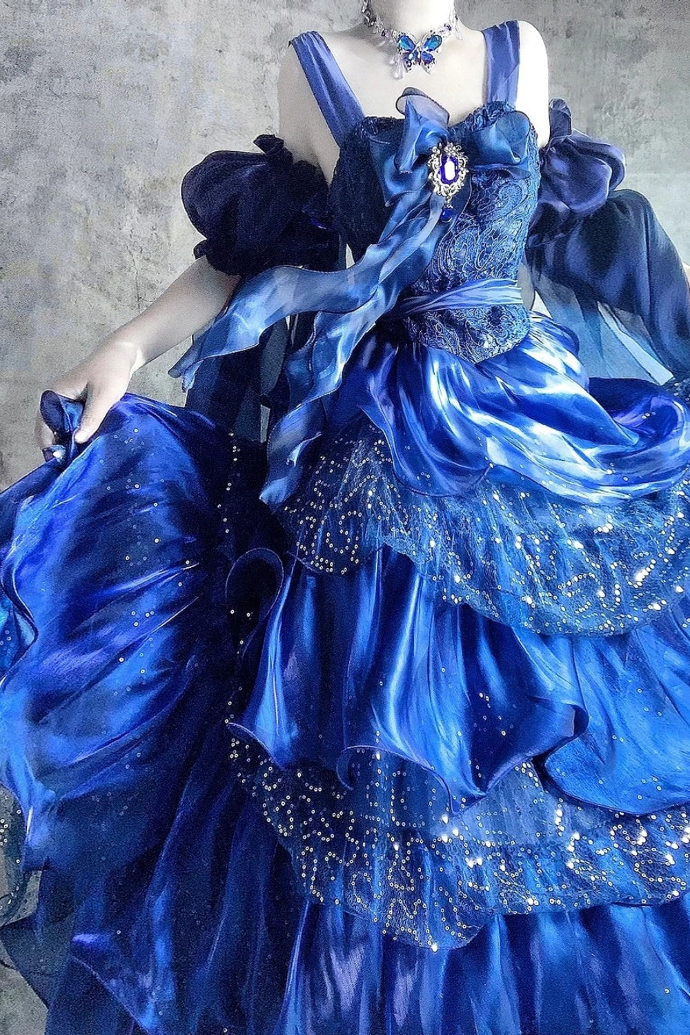 Une magnifique robe de bal longue en tulle bleu scintillant gh6848