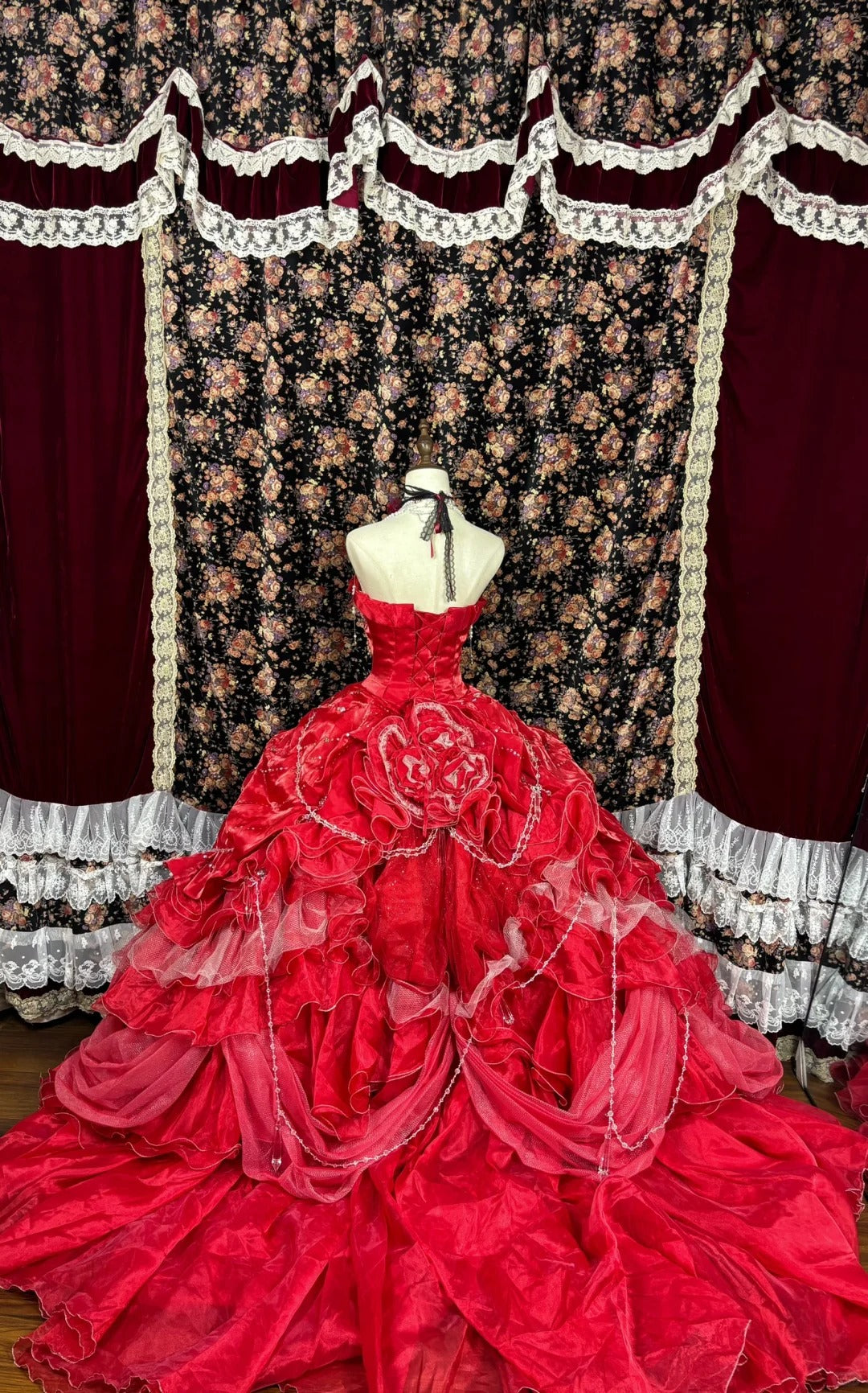 Rotes langes Ballkleid-Abendkleid aus Satin mit Blumenmuster und Perlen gh4768