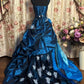 Luxuriöses, tiefseeblaues, farbverlaufendes Satin-Abendkleid mit bestickter Schleppe im Court-Stil - Themenball- und Dinnerkleid gh6543