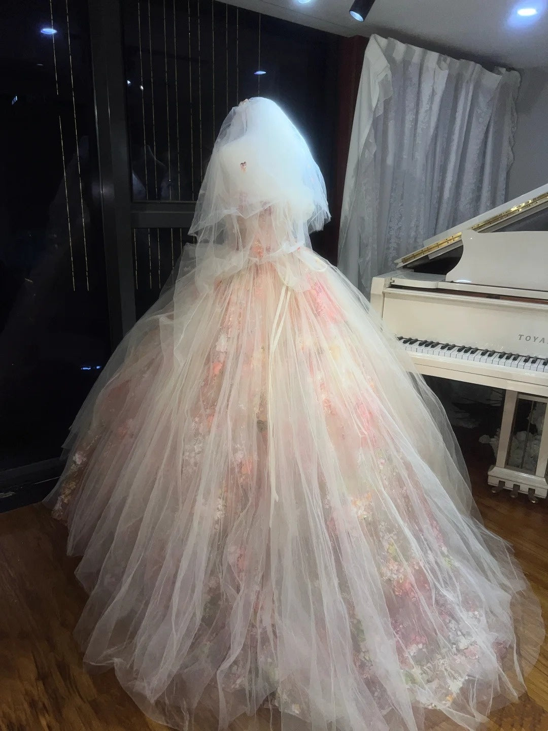 Une adorable robe de fée à imprimé floral, ornée de milliers de fleurs épanouies sur l'ourlet. gh6728