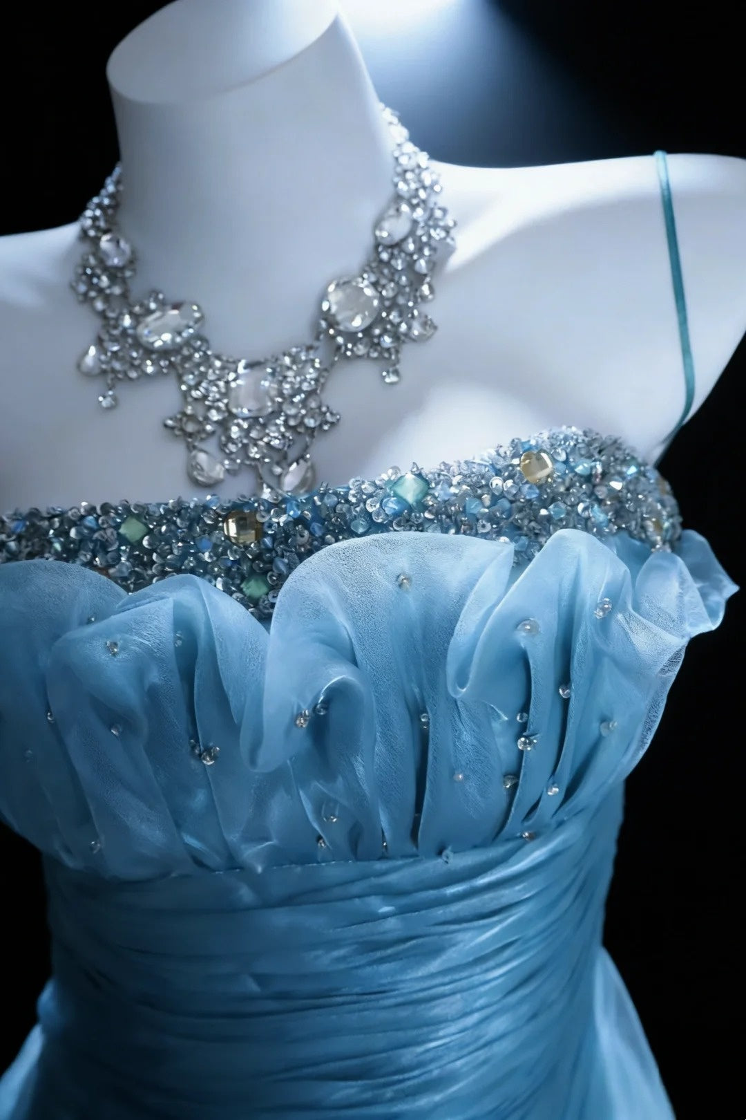 Eisblaues Geheimnis – Elegantes Meerjungfrauenkleid mit Spaghettiträgern, Perlenbesatz und Raffungen, Tüllschleppe. gh7088