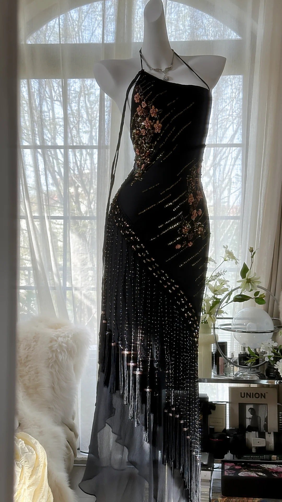 Robe de soirée longue en mousseline de soie noire, style vintage, délicate, à fleurs, avec pompons et perles, pour fête d'anniversaire, bal, gh3972