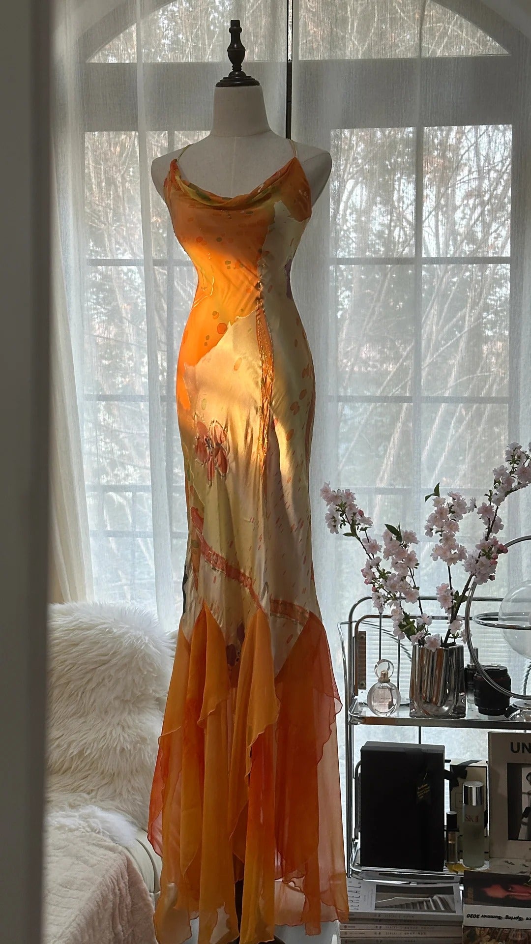 Robe de soirée longue en satin et mousseline de soie, motif floral délicat, orange, bretelles spaghetti, gh4093