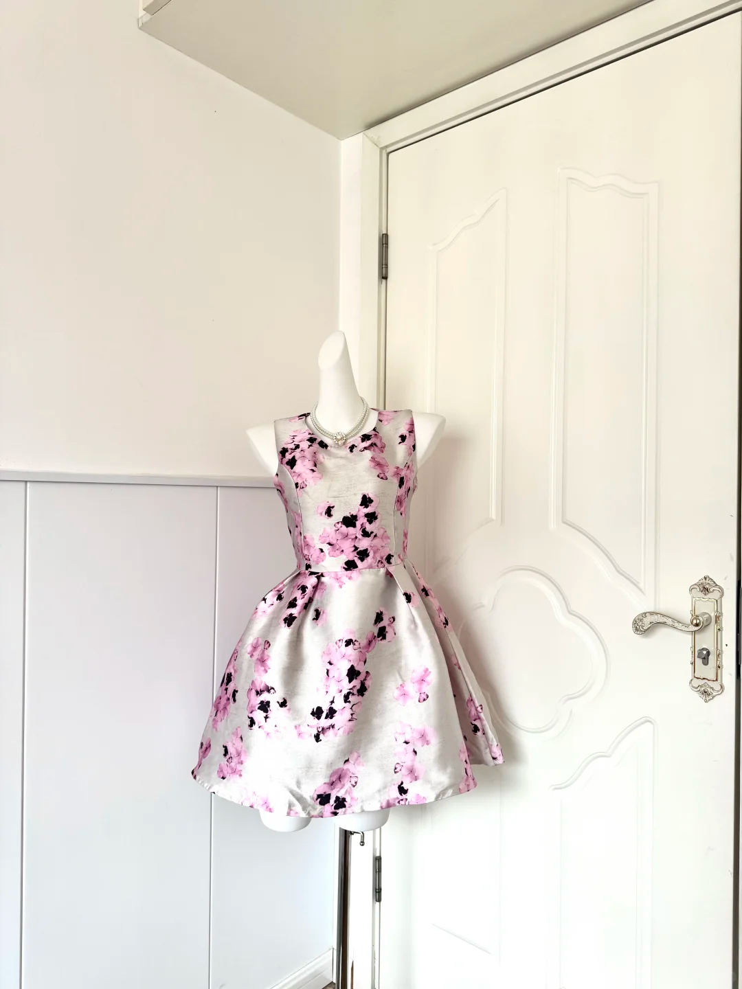 Women Silver Homecoming Dress, Sleeveless Round Neck Pink‑Black Floral Print Satin Jacquard High Waist Flared A‑Line Mini Party Dress gh9195