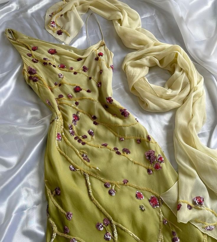 Yellow Green gorgeous exquisite vintage embroidered spaghetti strap long ball gown prom dress evening gown gh2932