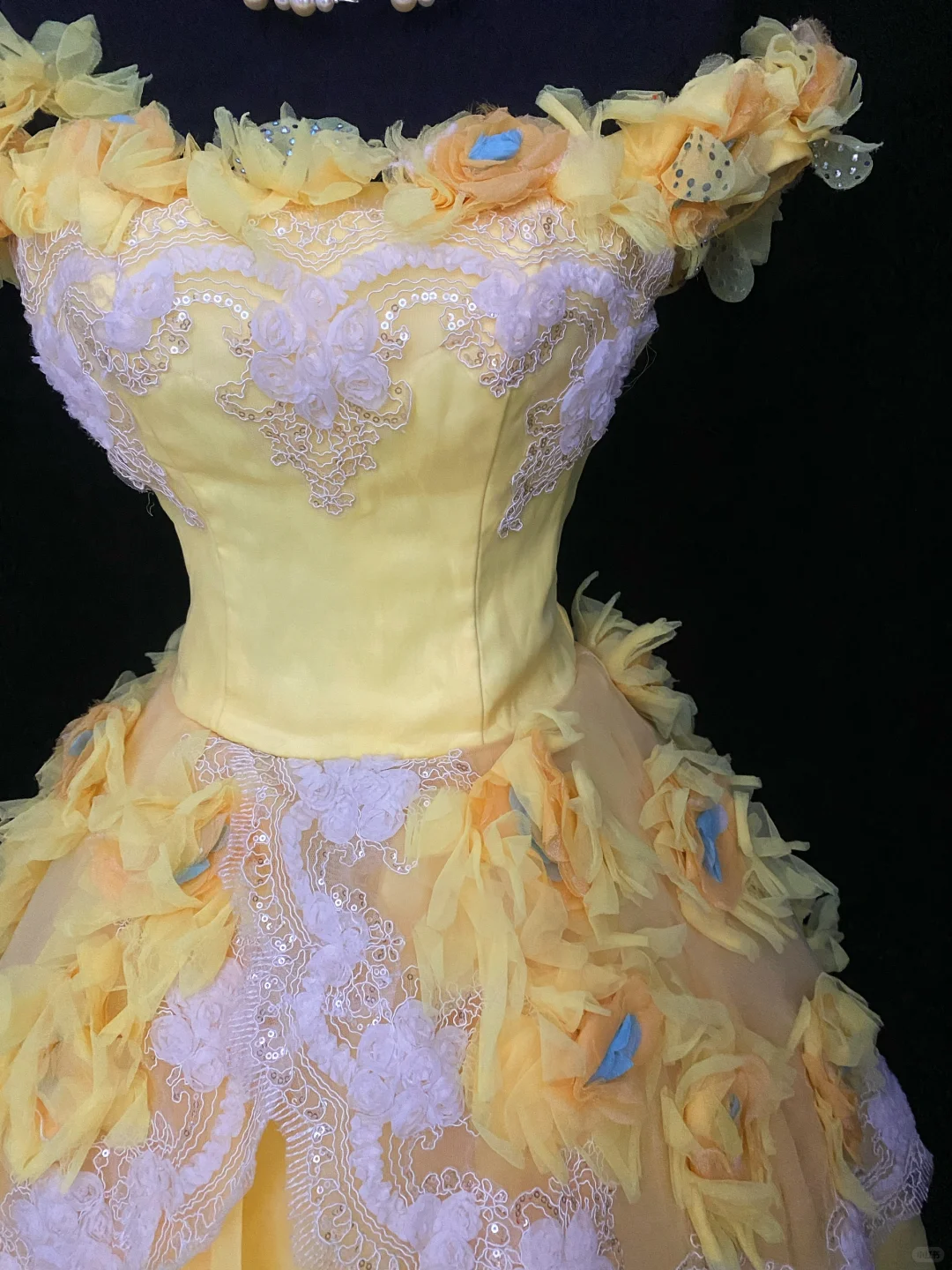 Yellow Off‑the‑Shoulder Princess Ball Gown, White Lace Applique Bodice, 3D Fabric Floral Ornaments, Lace Overlay Trim, Multi‑Layer Ruffled Chiffon Skirt, Cosplay Prom Dress gh8907