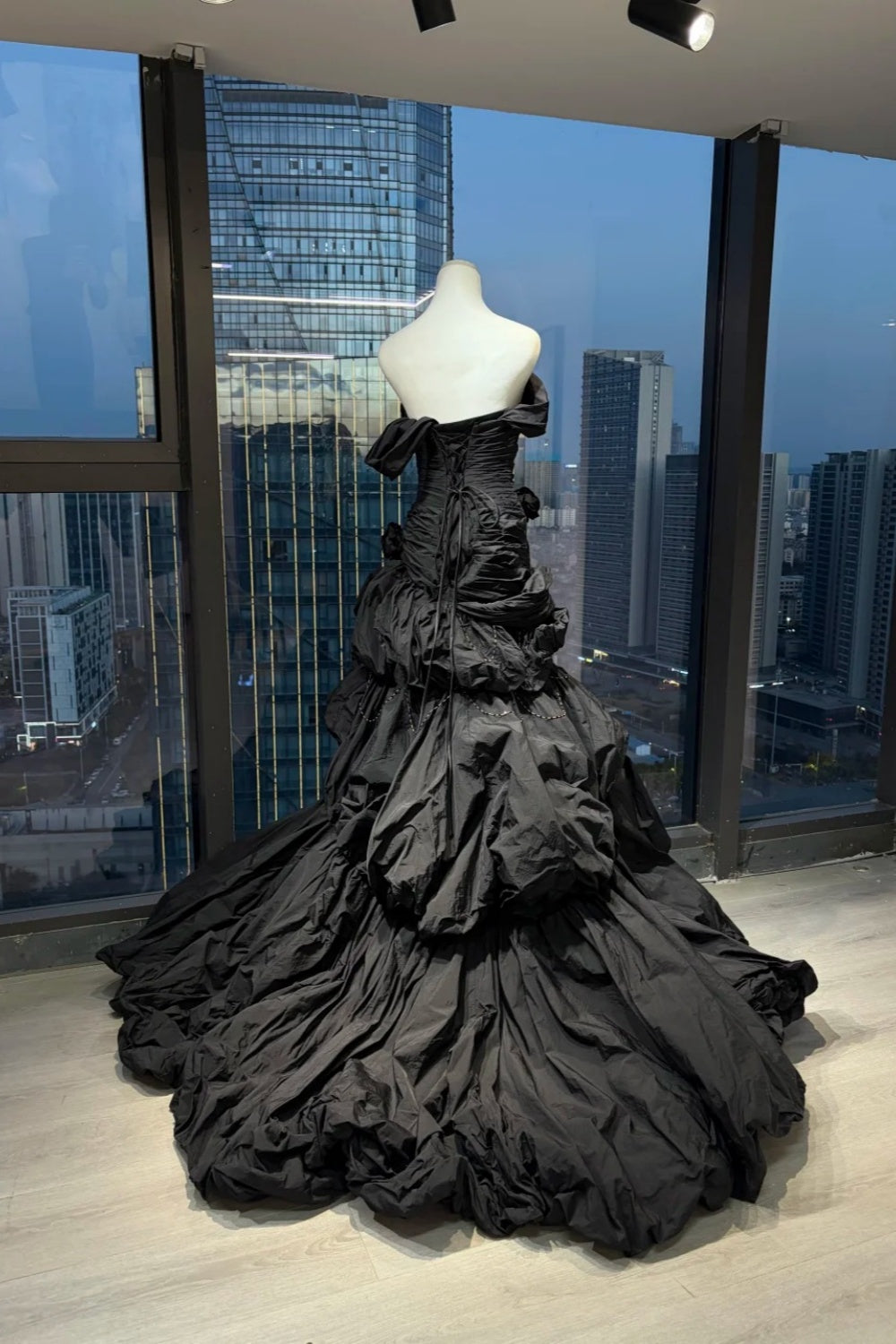 Schwarzes, elegantes, plissiertes langes Abendkleid/Ballkleid gh7085