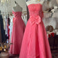 Retro-Diva-Neckholderkleid: Taillenbetonter Rüschenrock, Satin, hochwertiges Partykleid gh6579