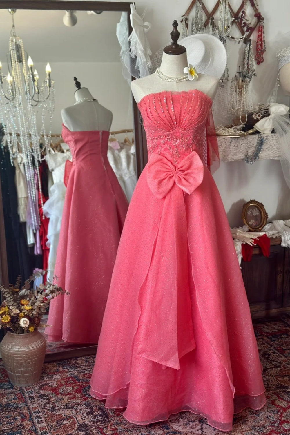 Retro-Diva-Neckholderkleid: Taillenbetonter Rüschenrock, Satin, hochwertiges Partykleid gh6579