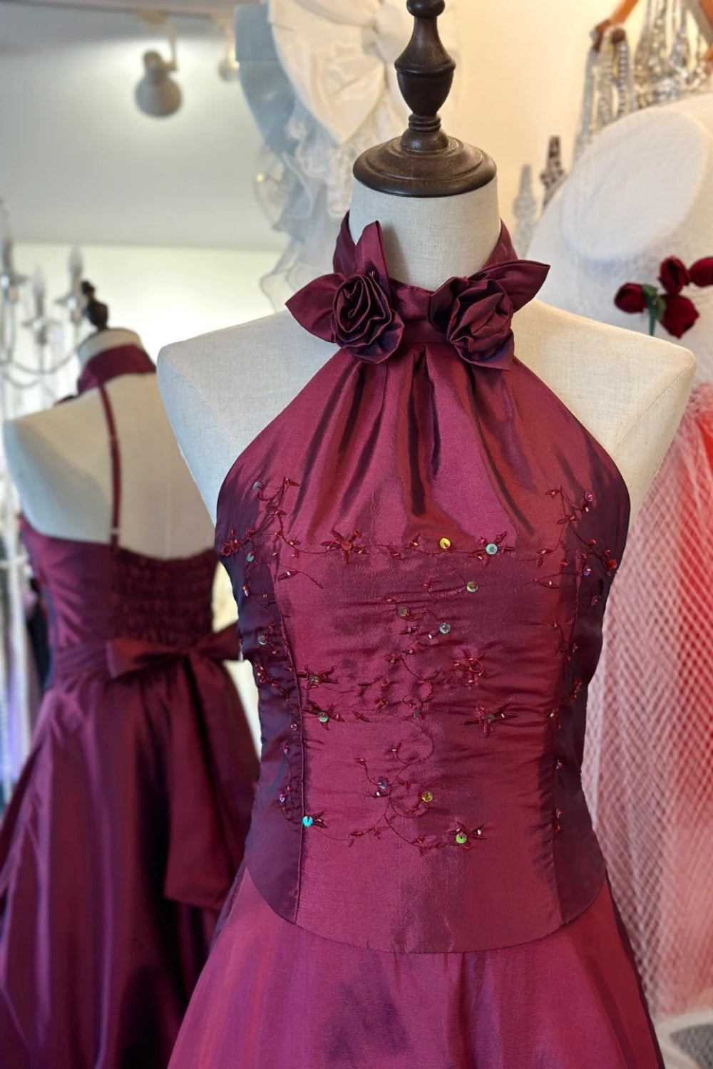 Retro-Diva-Neckholderkleid: Taillenbetonter Rüschenrock, Satin, hochwertiges Partykleid gh6578
